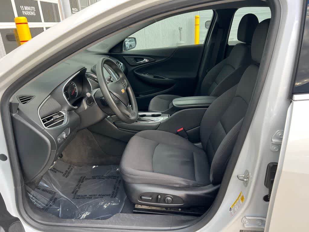 Thumbnail: 2017 Chevrolet Malibu - 10