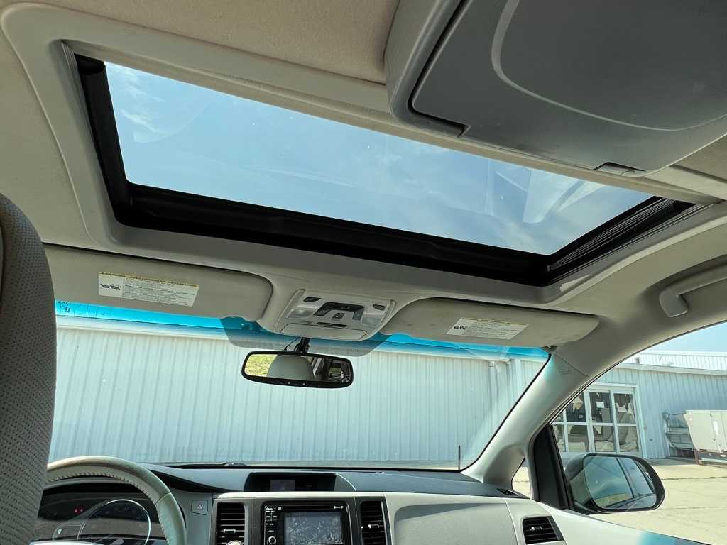 Thumbnail: 2012 Toyota Sienna - 26