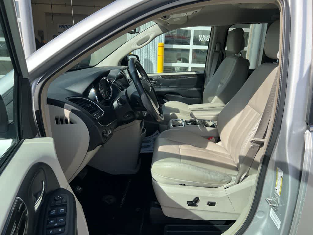 Thumbnail: 2012 Chrysler Town & Country - 15