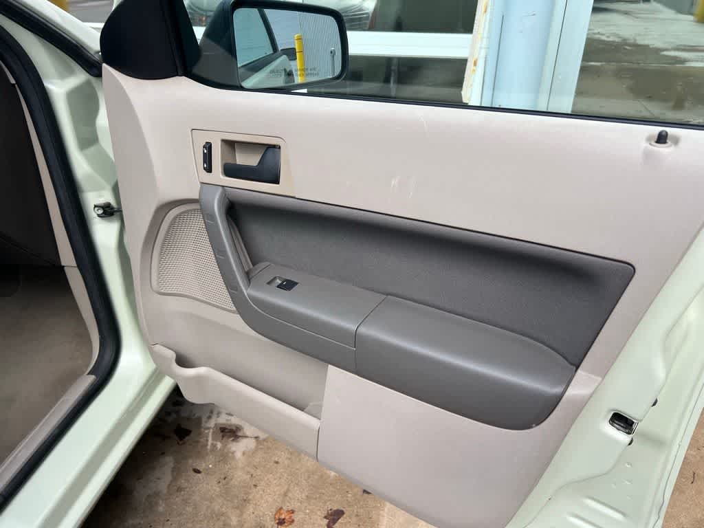 Thumbnail: 2010 Ford Focus - 24