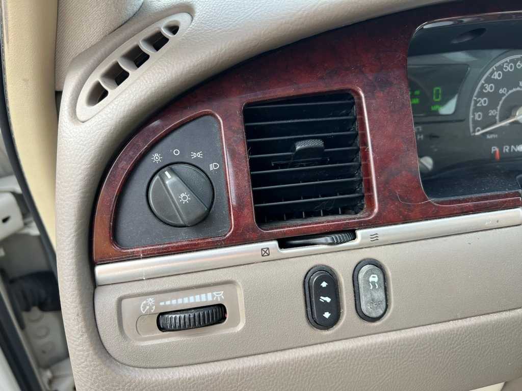 Thumbnail: 2005 Lincoln Town Car - 18