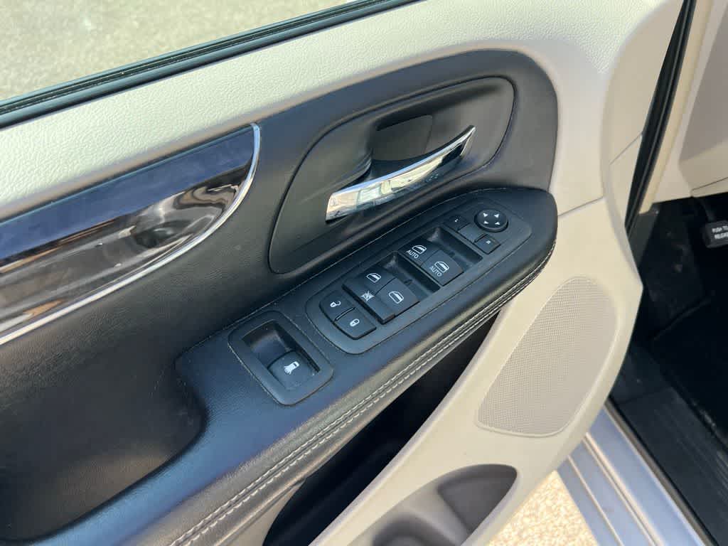 Thumbnail: 2012 Chrysler Town & Country - 16