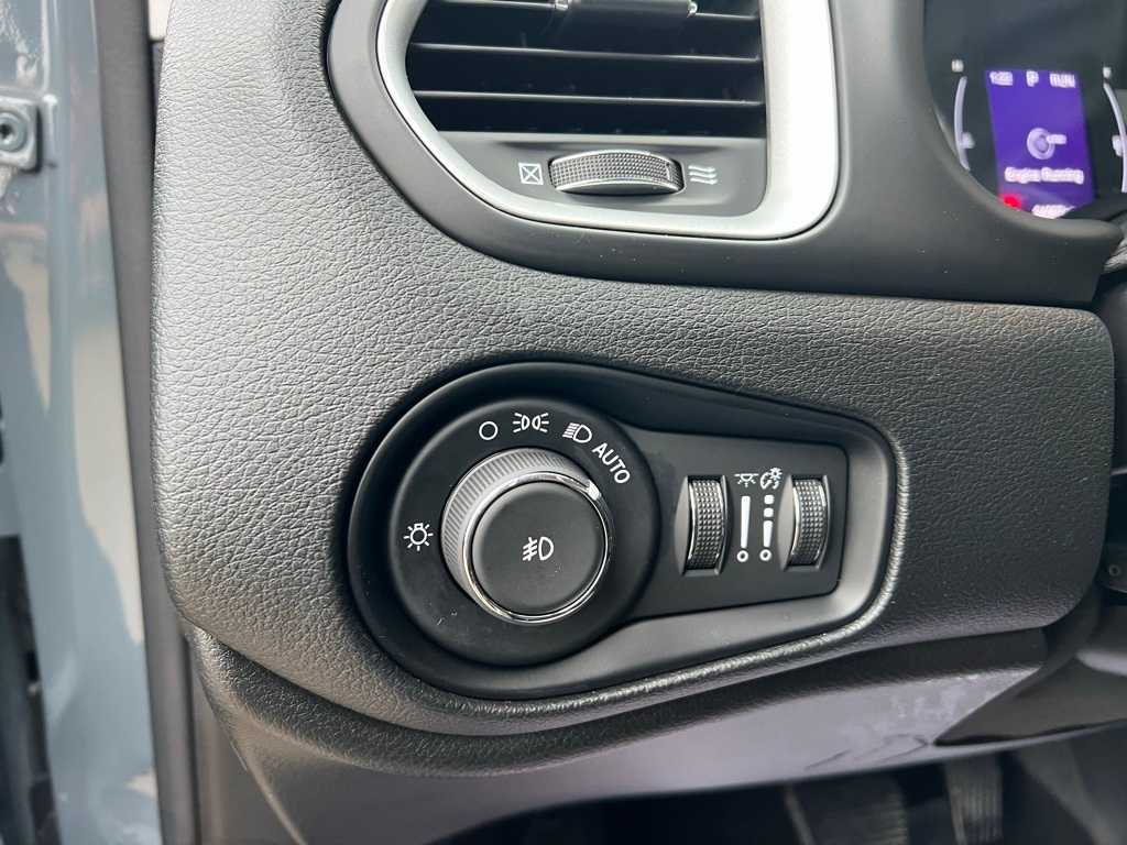 Thumbnail: 2018 Jeep Renegade - 17