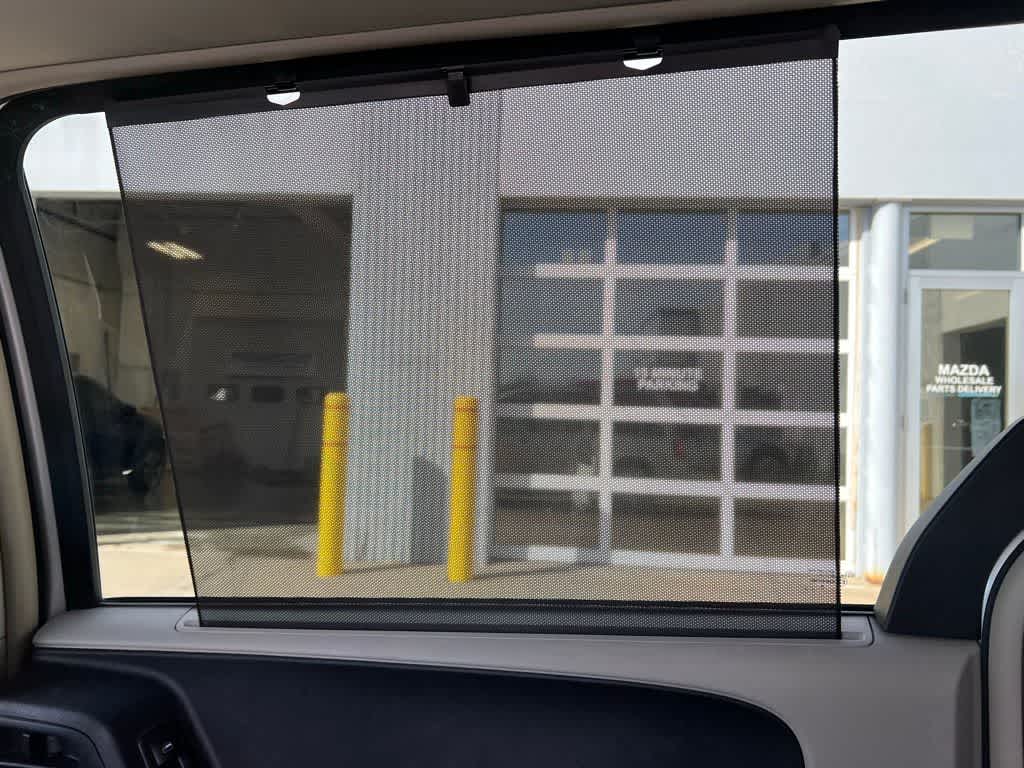 Thumbnail: 2012 Chrysler Town & Country - 21