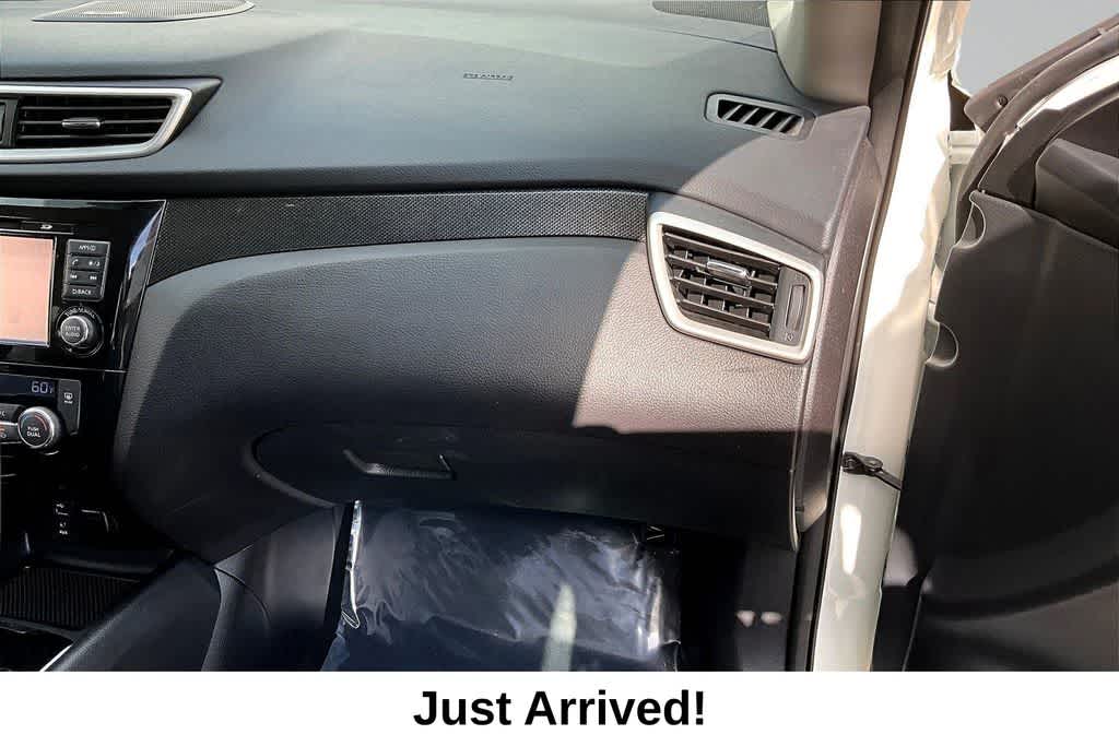 Thumbnail: 2016 Nissan Rogue - 16