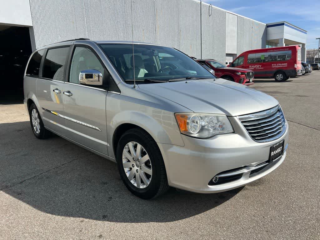 Thumbnail: 2012 Chrysler Town & Country - 8