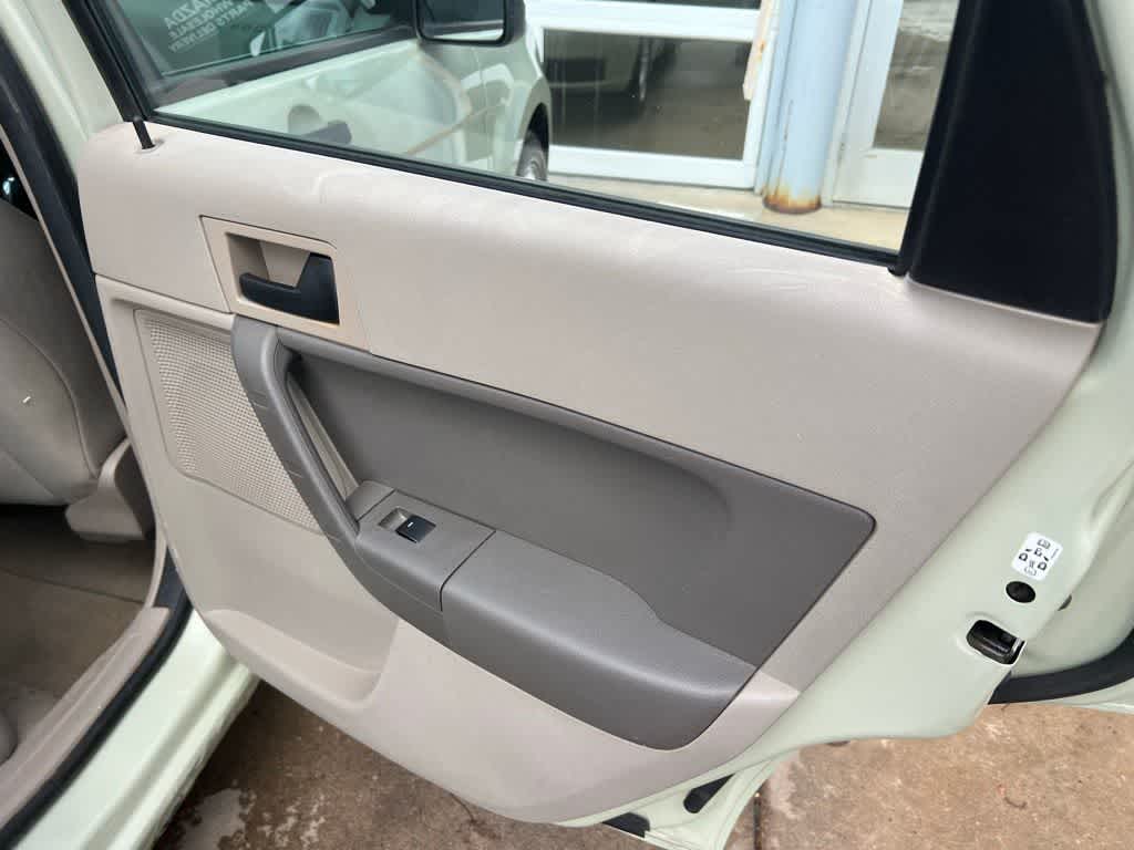 Thumbnail: 2010 Ford Focus - 22