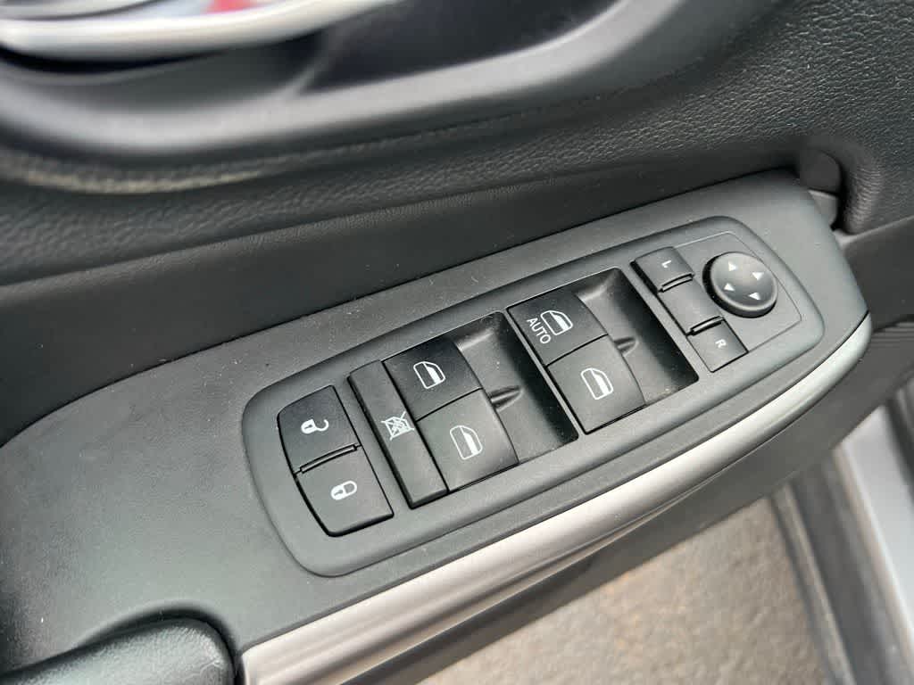 Thumbnail: 2019 Jeep Cherokee - 12