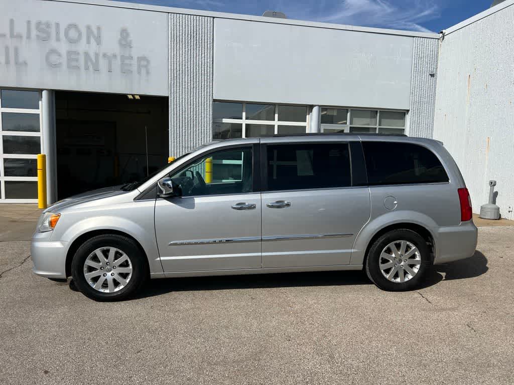 Thumbnail: 2012 Chrysler Town & Country - 3