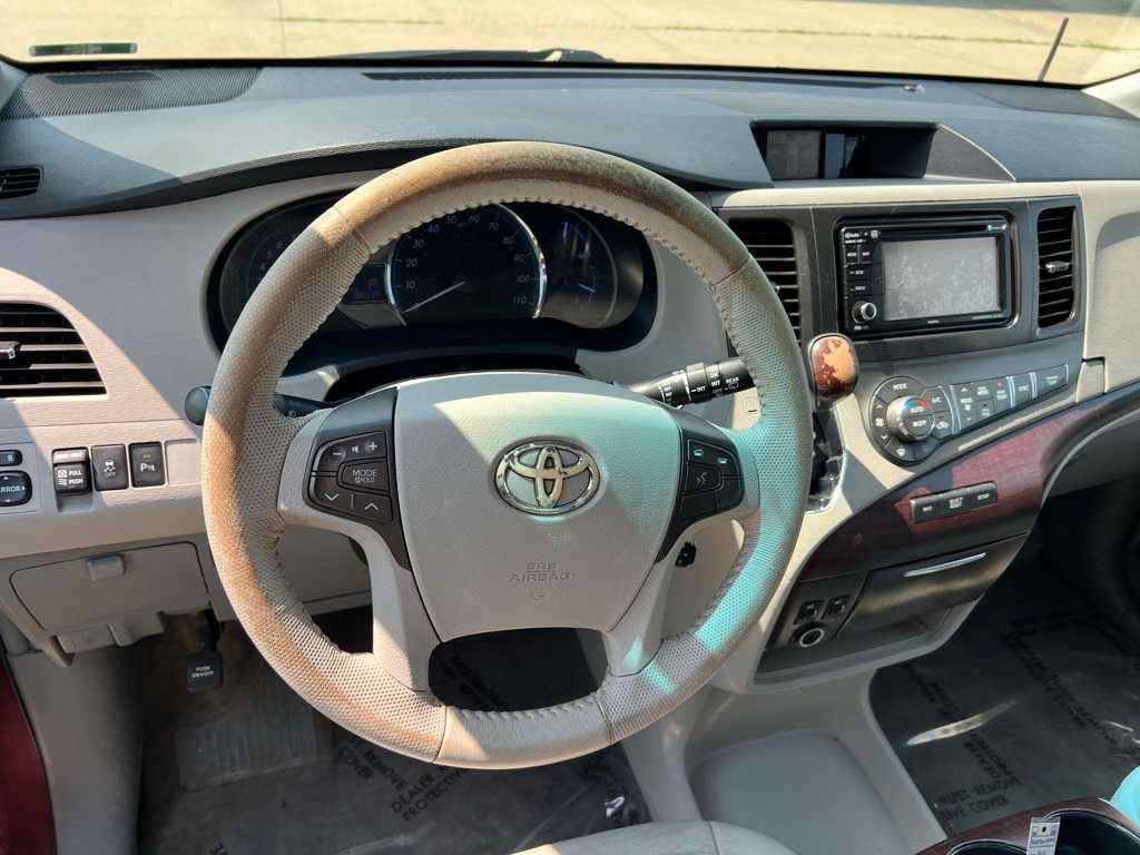 Thumbnail: 2012 Toyota Sienna - 33