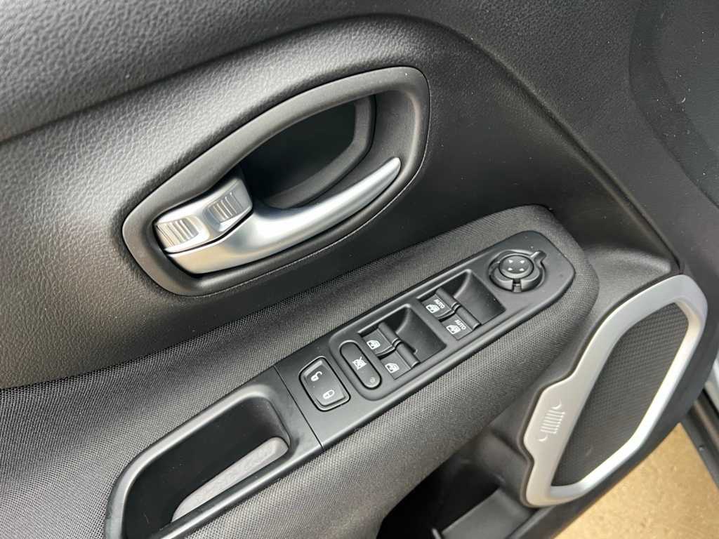 Thumbnail: 2018 Jeep Renegade - 16