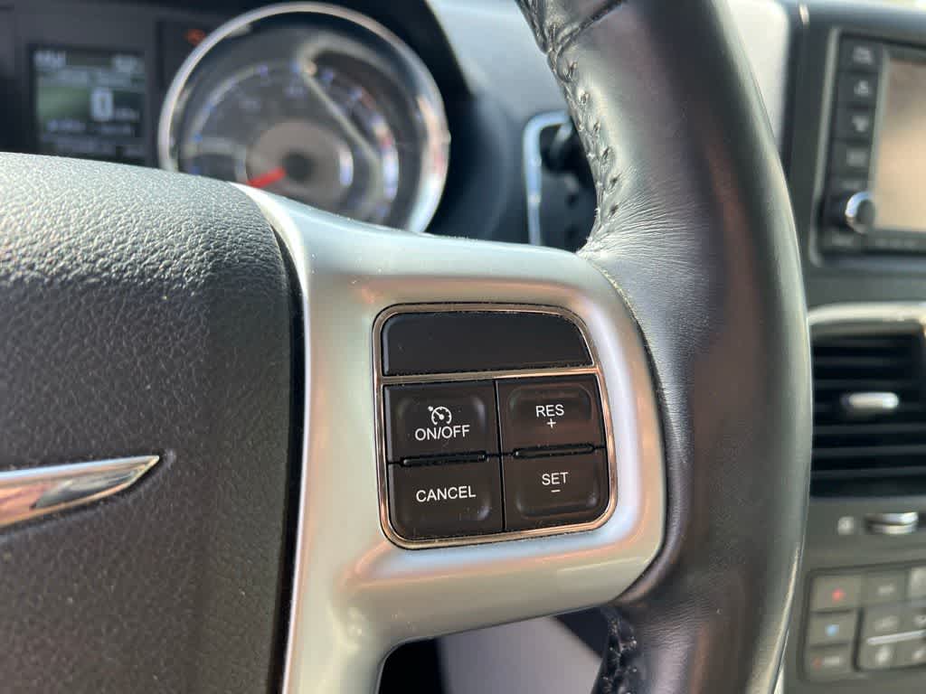 Thumbnail: 2012 Chrysler Town & Country - 32