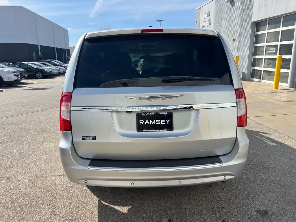 Thumbnail: 2012 Chrysler Town & Country - 5