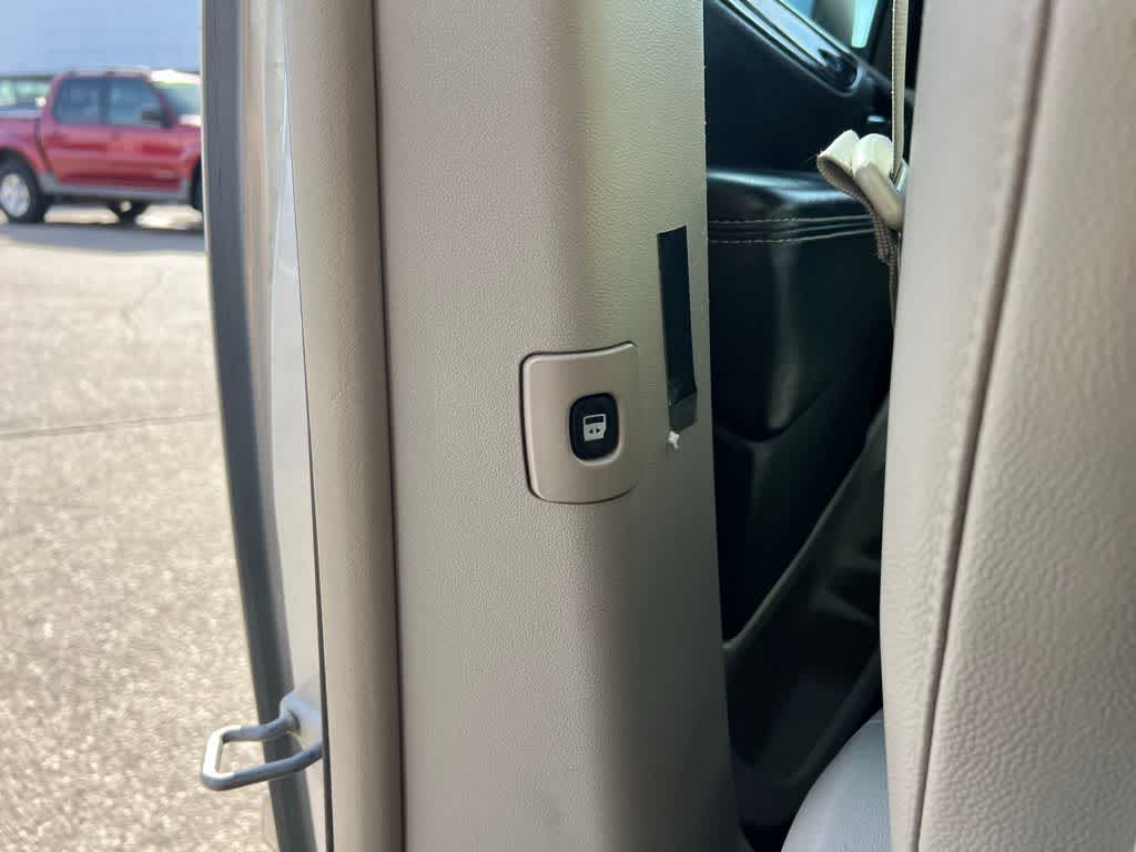 Thumbnail: 2012 Chrysler Town & Country - 23