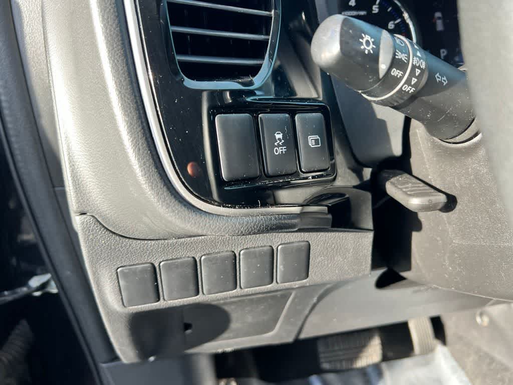 Thumbnail: 2018 Mitsubishi Outlander - 14