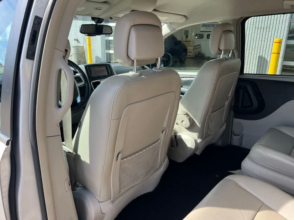 Thumbnail: 2012 Chrysler Town & Country - 24