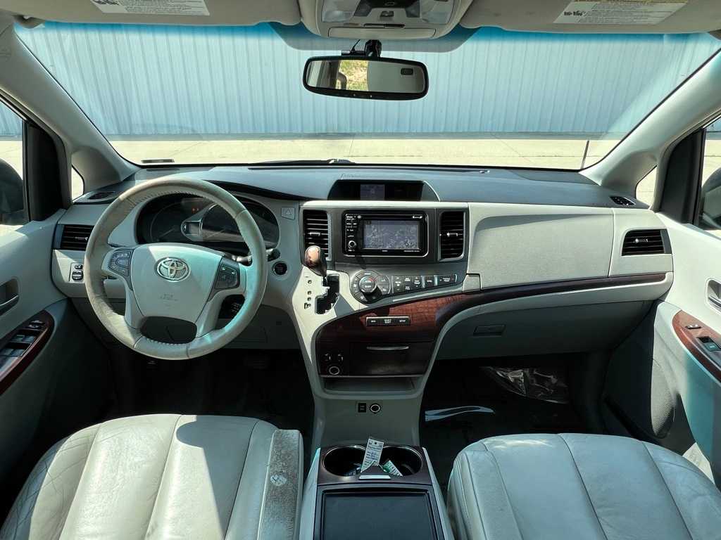 Thumbnail: 2012 Toyota Sienna - 25