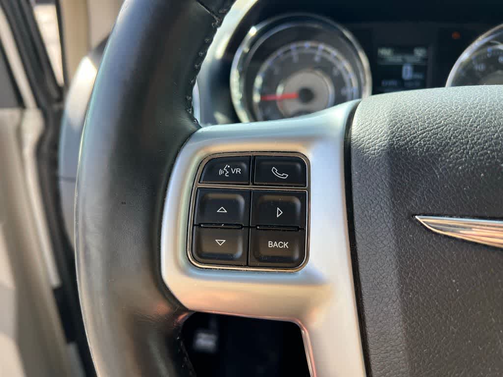 Thumbnail: 2012 Chrysler Town & Country - 31