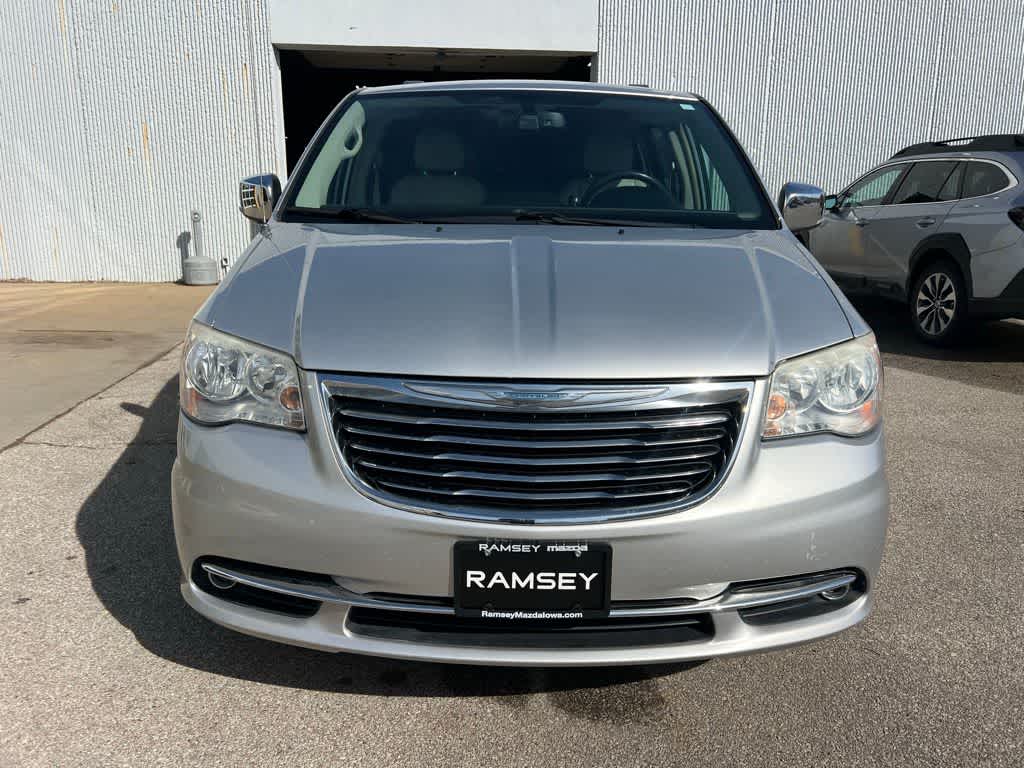 Thumbnail: 2012 Chrysler Town & Country - 9