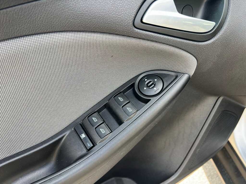 2014 Ford Focus SE 13