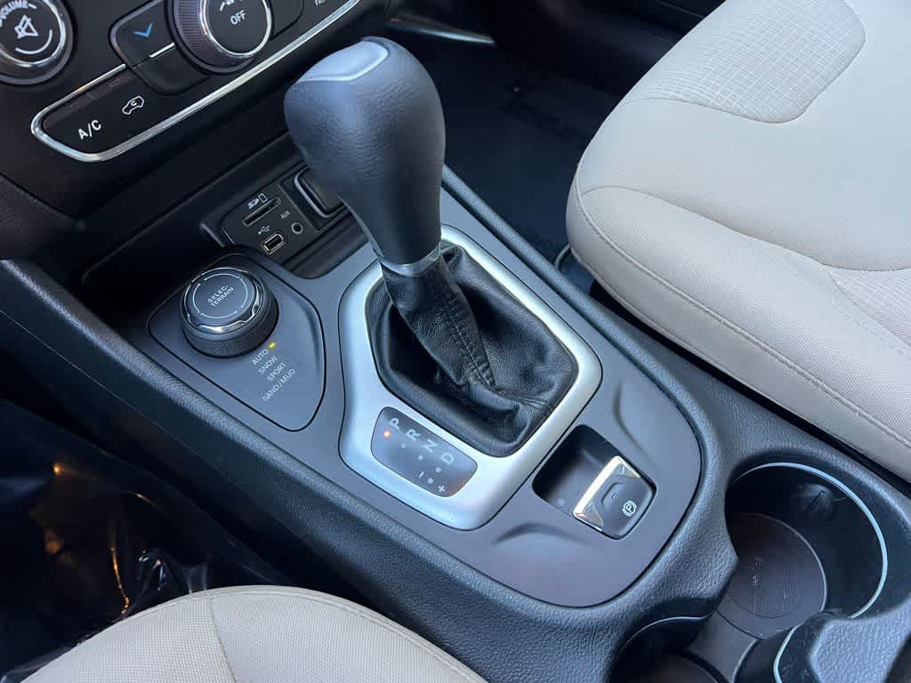 Thumbnail: 2016 Jeep Cherokee - 34