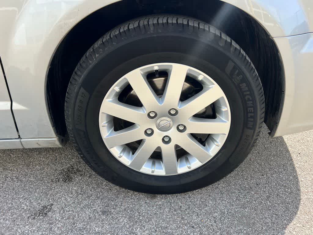 Thumbnail: 2012 Chrysler Town & Country - 13