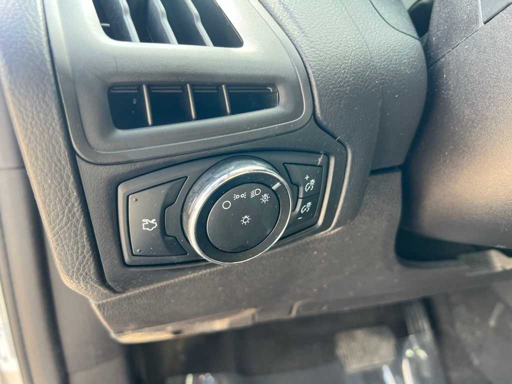 2014 Ford Focus SE 14
