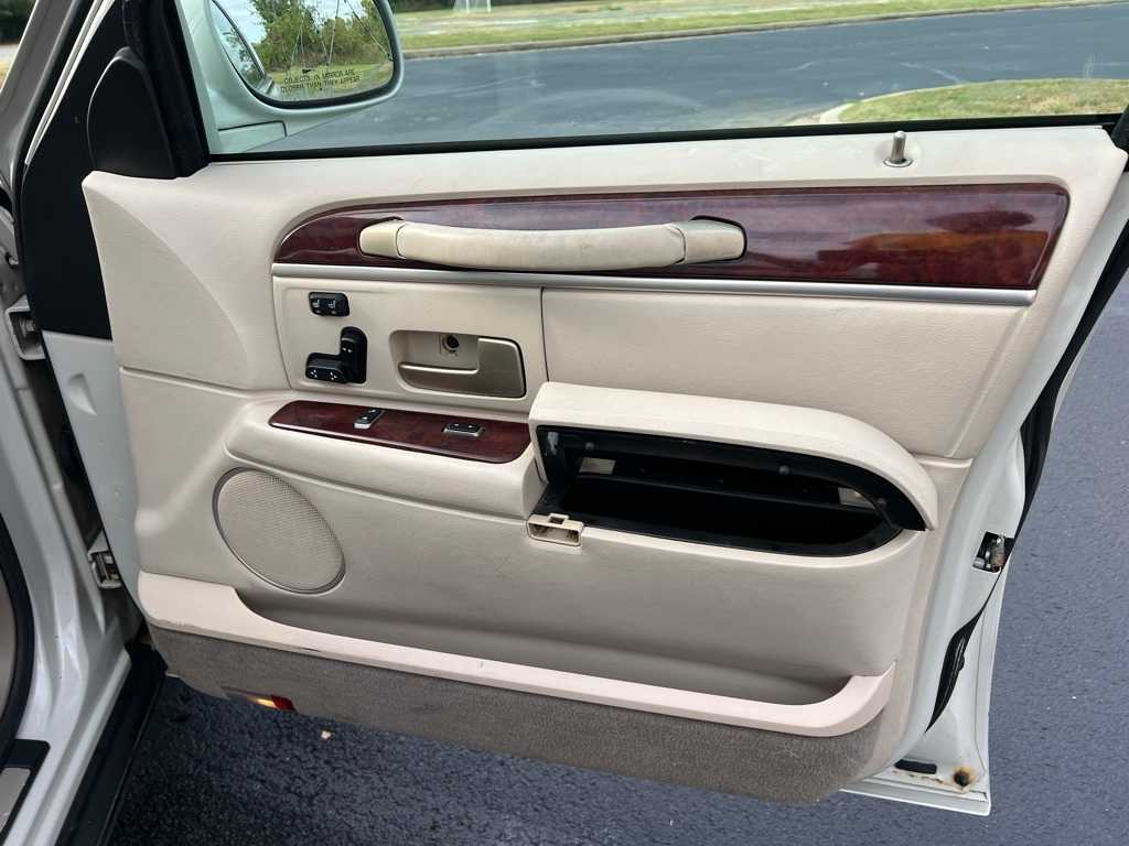 Thumbnail: 2005 Lincoln Town Car - 28