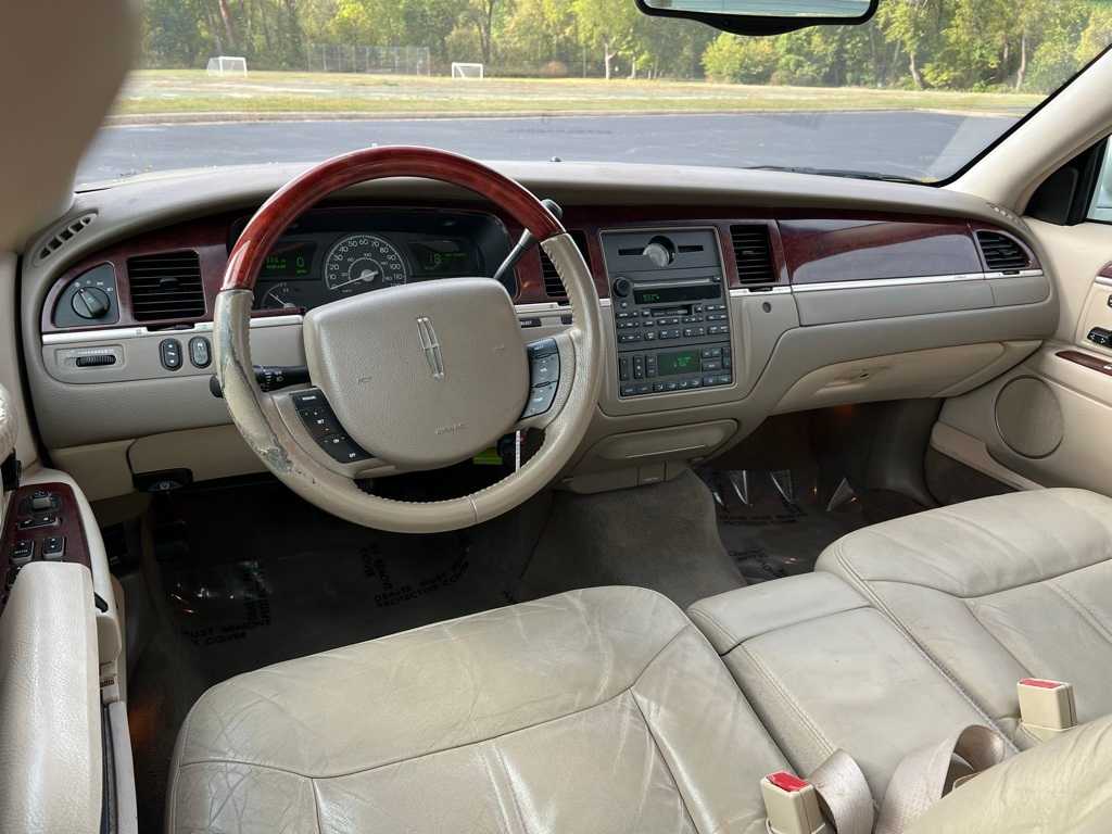 Thumbnail: 2005 Lincoln Town Car - 32