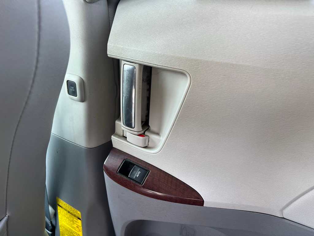 Thumbnail: 2012 Toyota Sienna - 24