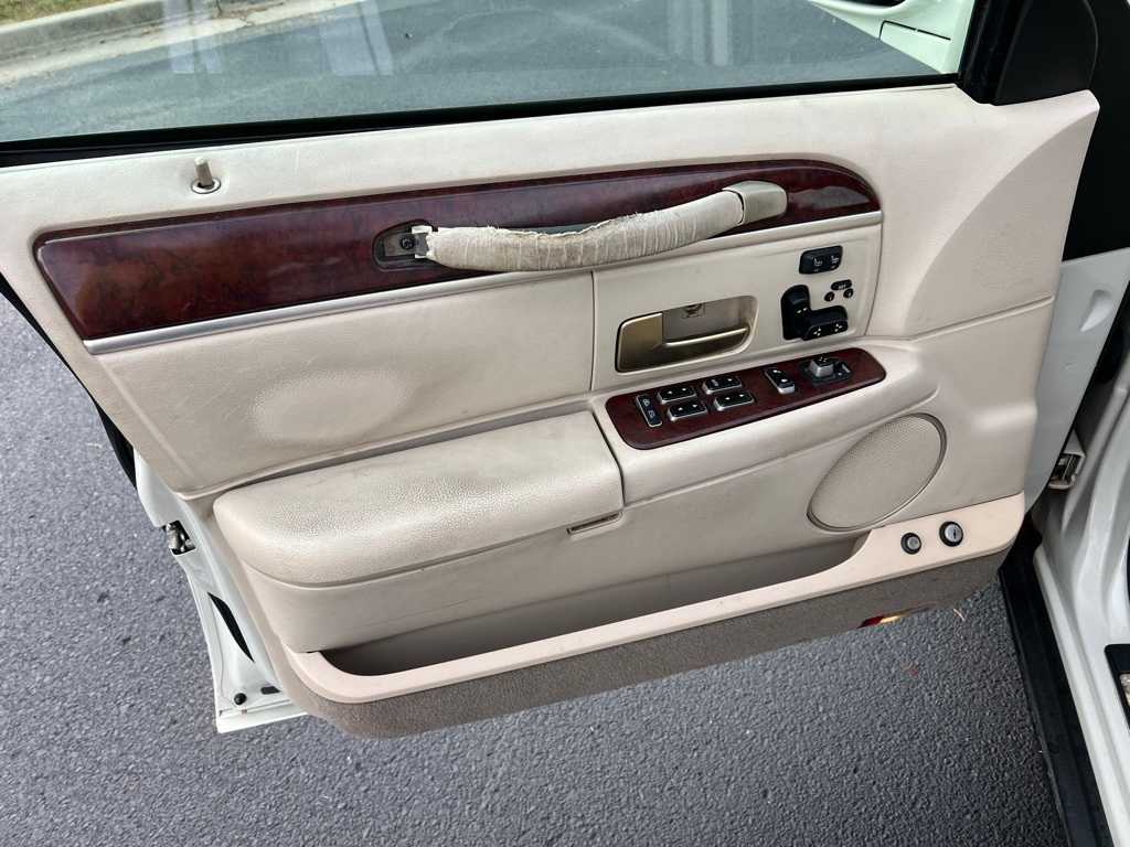 Thumbnail: 2005 Lincoln Town Car - 17