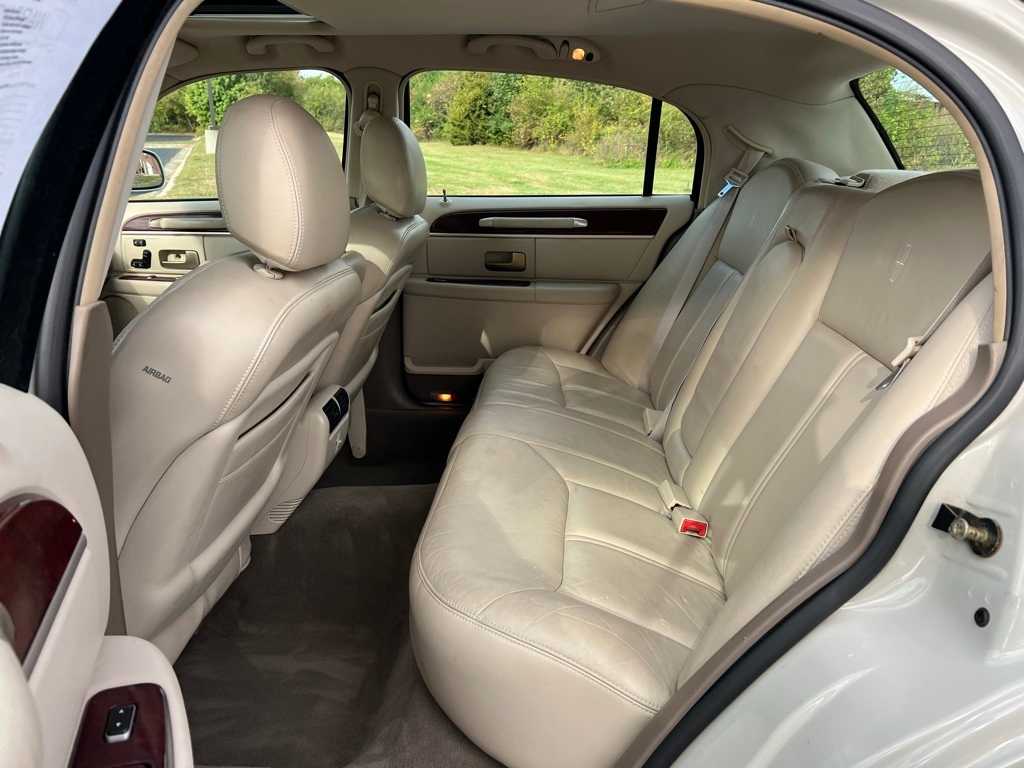 Thumbnail: 2005 Lincoln Town Car - 21