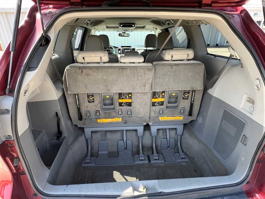 Thumbnail: 2012 Toyota Sienna - 31