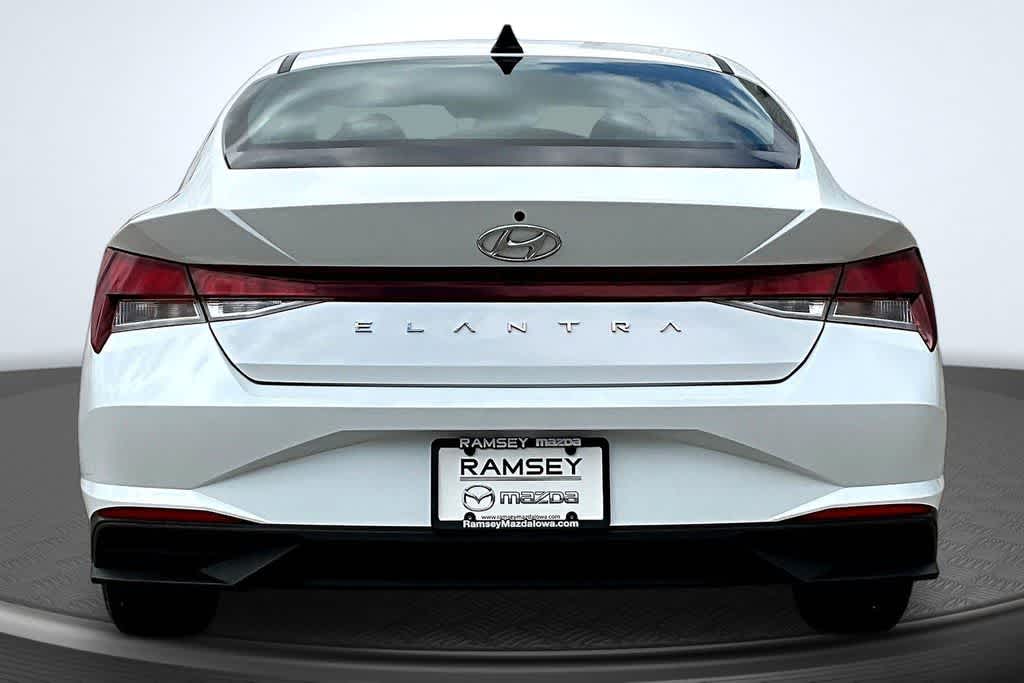Thumbnail: 2022 Hyundai Elantra - 4