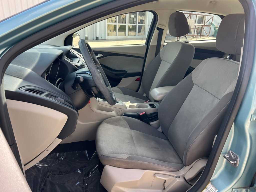 2012 Ford Focus SE 10