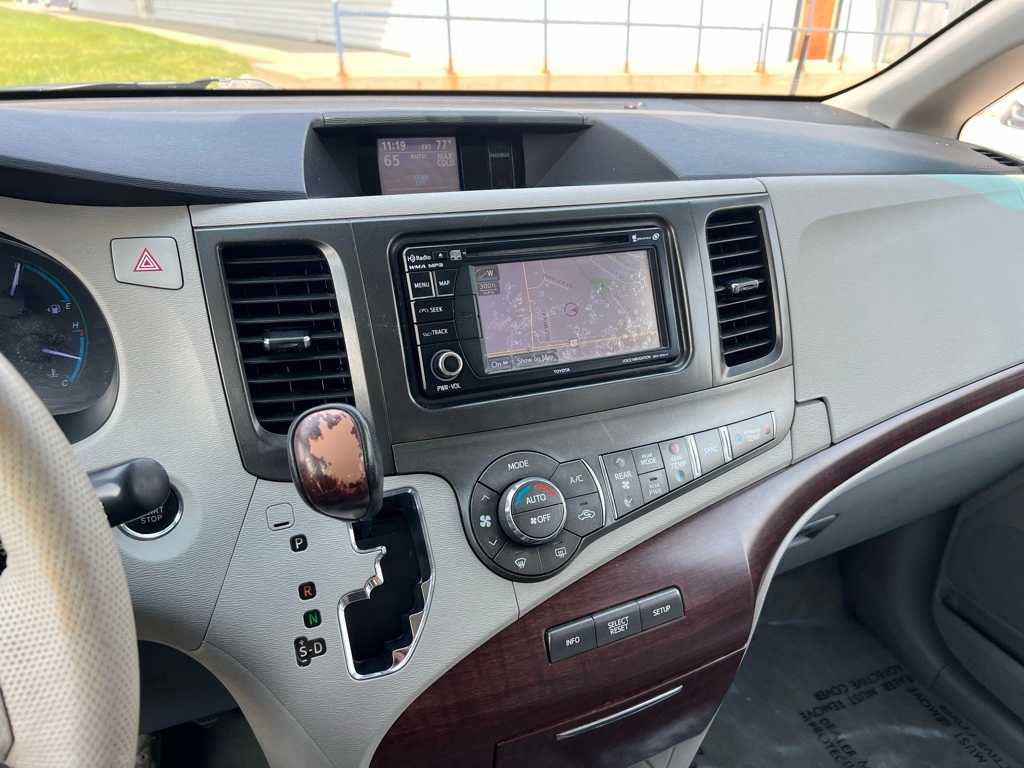 Thumbnail: 2012 Toyota Sienna - 37