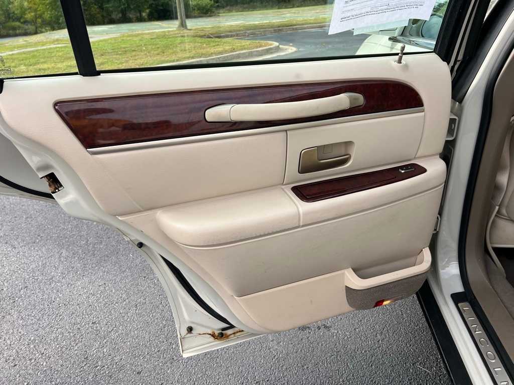 Thumbnail: 2005 Lincoln Town Car - 22