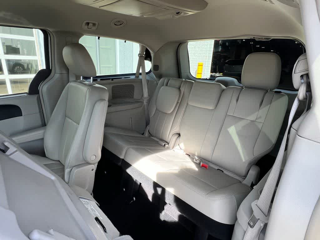 Thumbnail: 2012 Chrysler Town & Country - 25