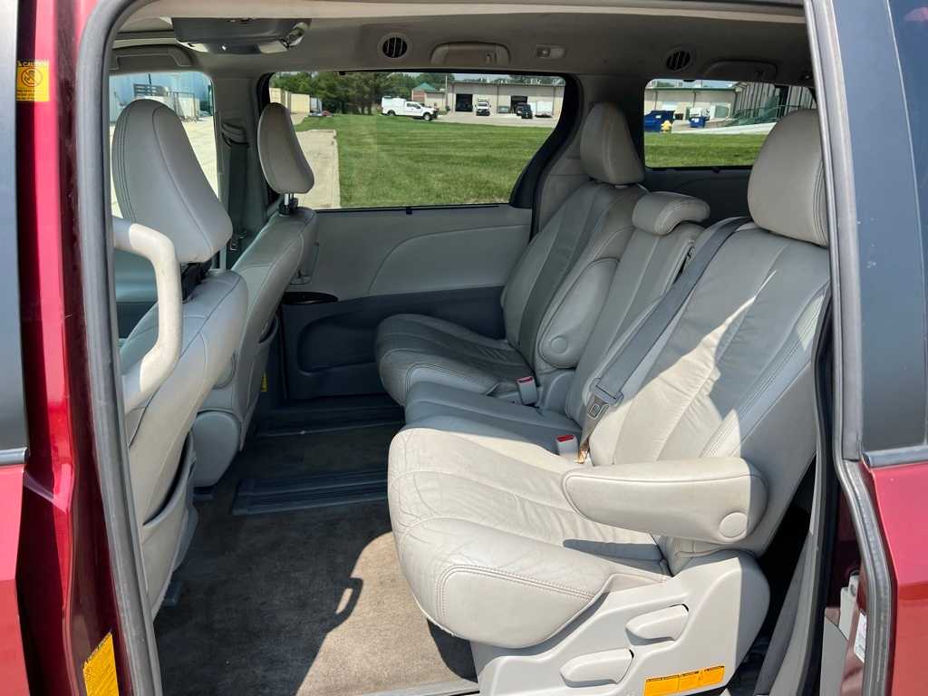 Thumbnail: 2012 Toyota Sienna - 18