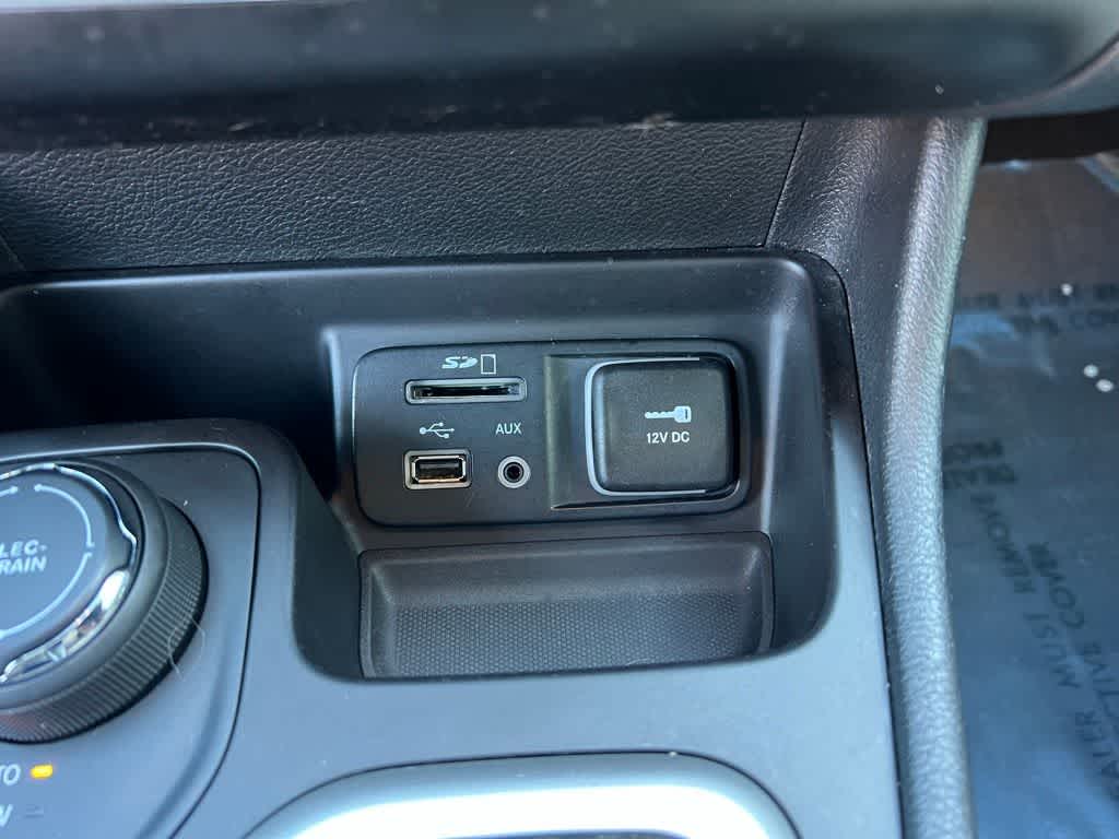 Thumbnail: 2016 Jeep Cherokee - 32