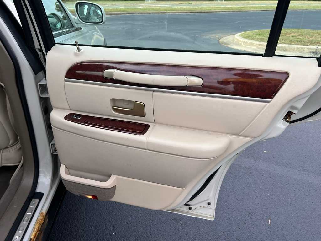Thumbnail: 2005 Lincoln Town Car - 26