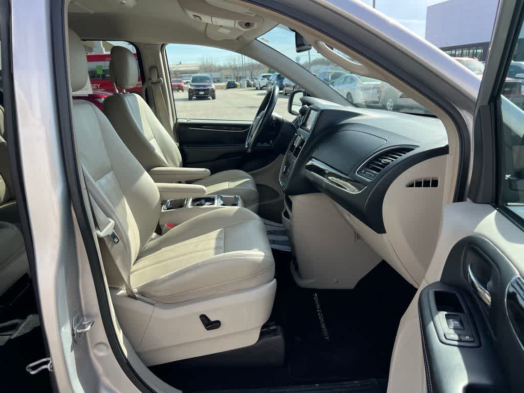 Thumbnail: 2012 Chrysler Town & Country - 28