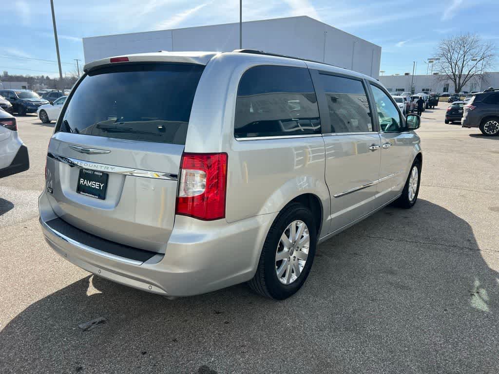 Thumbnail: 2012 Chrysler Town & Country - 6