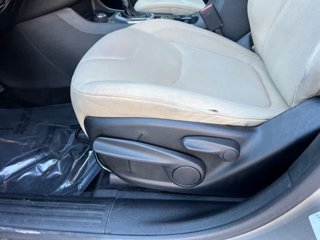 Thumbnail: 2016 Jeep Cherokee - 16