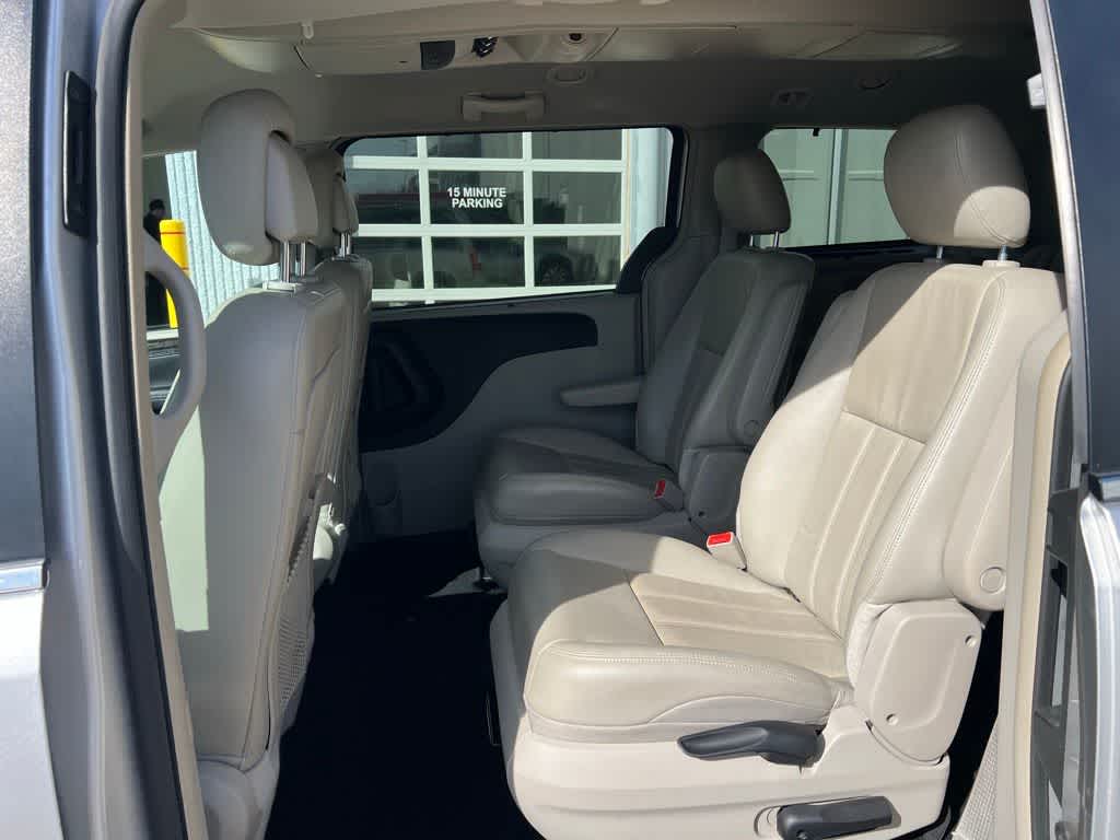 Thumbnail: 2012 Chrysler Town & Country - 19