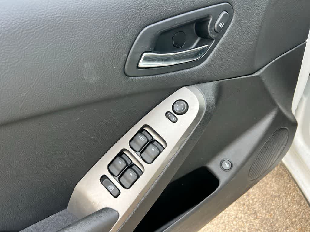 Thumbnail: 2009 Pontiac G6 - 16