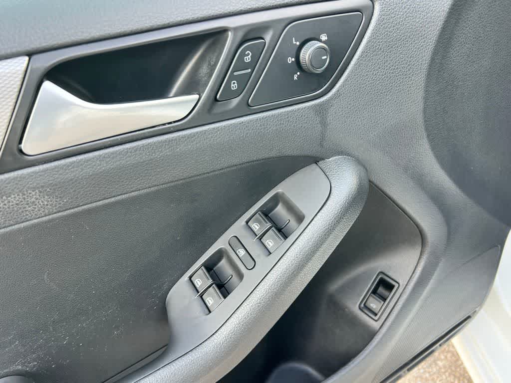 Thumbnail: 2017 Volkswagen Jetta - 16