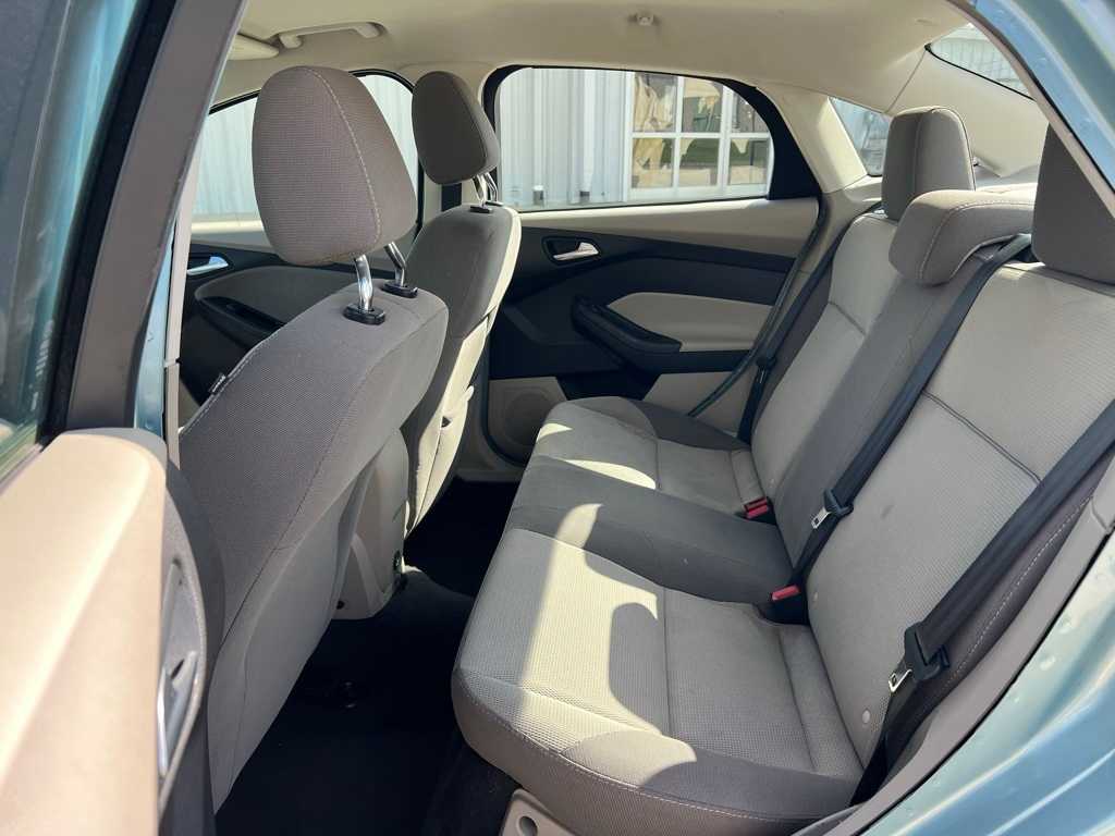 2012 Ford Focus SE 12