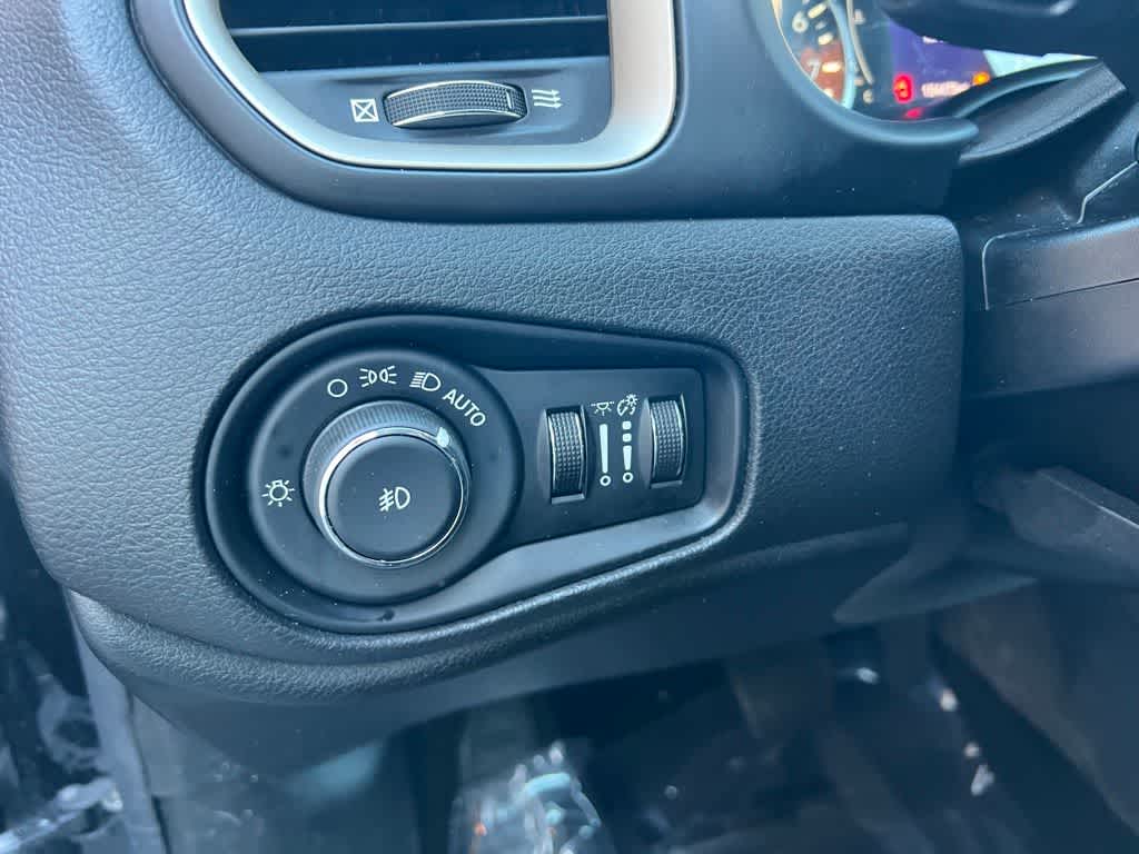 Thumbnail: 2015 Jeep Renegade - 13