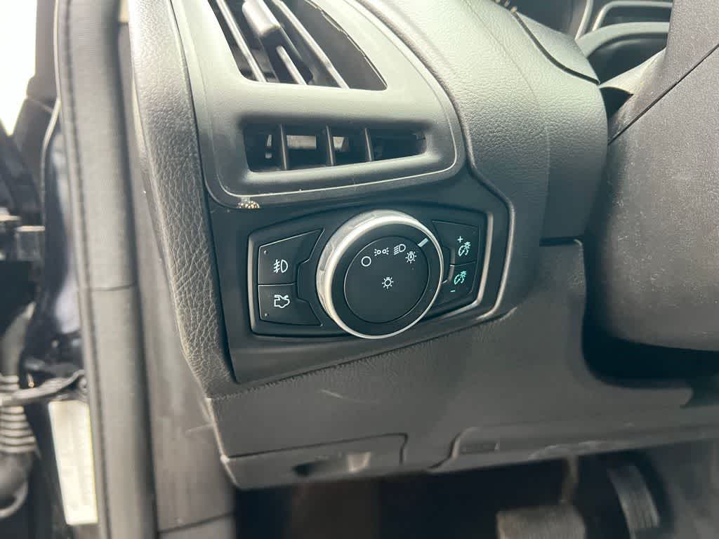 Thumbnail: 2016 Ford Focus - 17